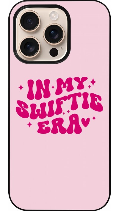 Coque iPhone 16 Pro - Taylor Swift In My Swiftie Era - Pink