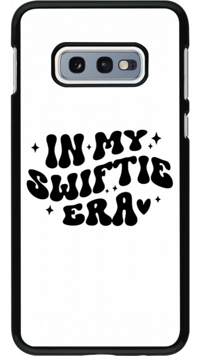 Samsung Galaxy S10e Case Hülle - Taylor Swift In My Swiftie Era - White
