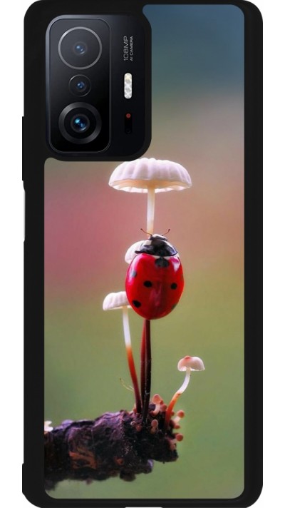 Coque Xiaomi 11T - Silicone rigide noir Ladybird on a mushroom Spring 2026