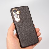 Galaxy S24 Case H&uuml;lle - Vollst&auml;ndig genarbtes Luxuskalbsleder mit Metallkn&ouml;pfen und MagSafe - Dunkelbraun