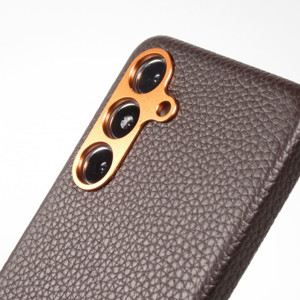 Galaxy S24 Case H&uuml;lle - Vollst&auml;ndig genarbtes Luxuskalbsleder mit Metallkn&ouml;pfen und MagSafe - Dunkelbraun