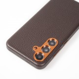 Galaxy S24 Case H&uuml;lle - Vollst&auml;ndig genarbtes Luxuskalbsleder mit Metallkn&ouml;pfen und MagSafe - Dunkelbraun