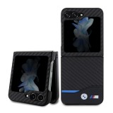Coque Samsung Galaxy Z Flip5 - BMW M effet carbone et cuir avec logo métallique en relief - Noir
