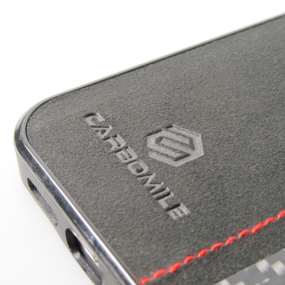 iPhone 15 Case Hülle - Carbomile Alcantara und Carbon mit roten Nähten (MagSafe kompatibel)