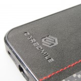 iPhone 15 Case Hülle - Carbomile Alcantara und Carbon mit roten Nähten (MagSafe kompatibel)