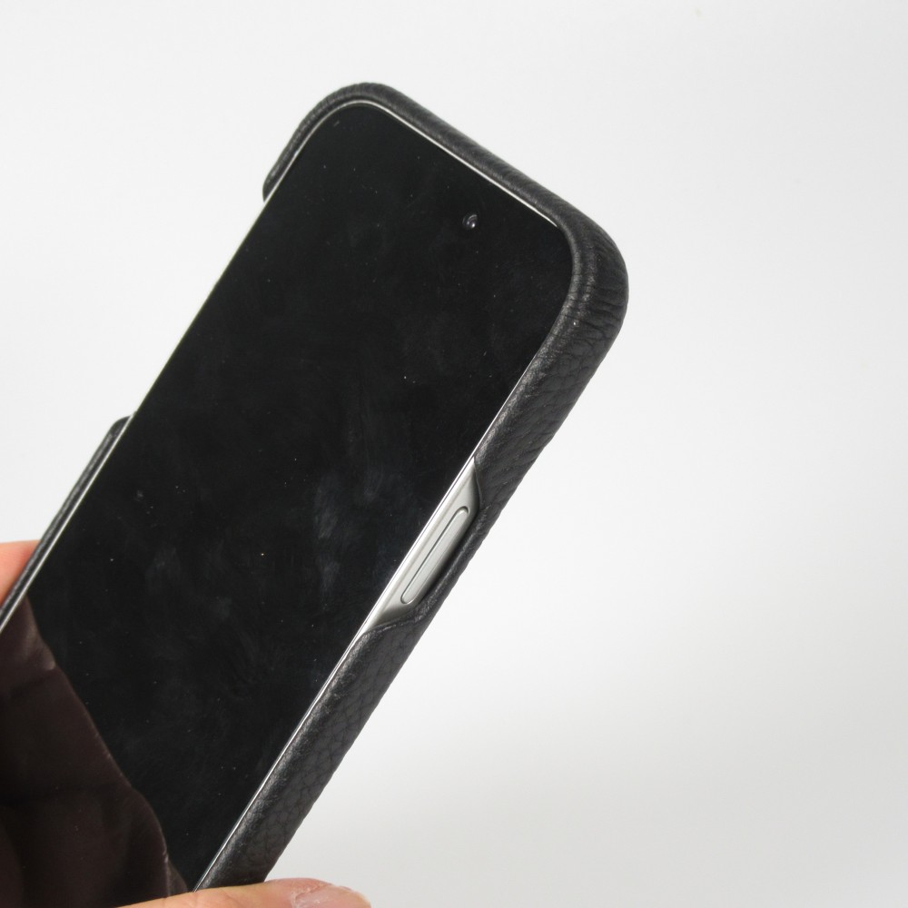 iPhone 15 Case Hülle - Premium Luxus Echtleder mit verstell- und abnehmbarem Lederriemen + MagSafe - Schwarz