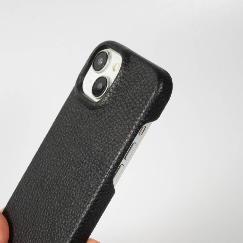 iPhone 15 Case Hülle - Premium Luxus Echtleder mit verstell- und abnehmbarem Lederriemen + MagSafe - Schwarz
