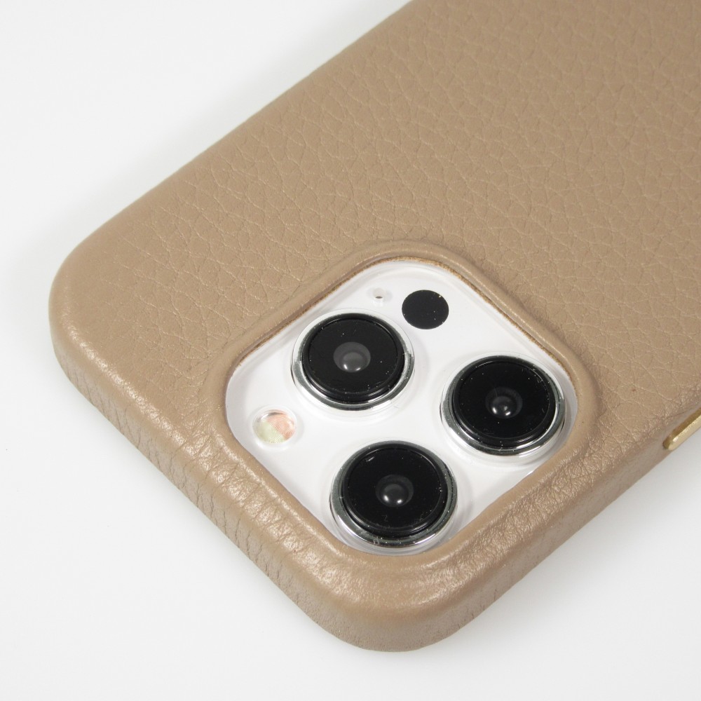 iPhone 14 Pro Max Case H&uuml;lle - Vollst&auml;ndig genarbtes Luxuskalbsleder mit Metallkn&ouml;pfen und MagSafe - Beige