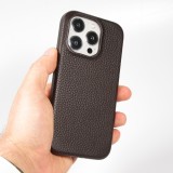 iPhone 14 Pro Max Case H&uuml;lle - Vollst&auml;ndig genarbtes Luxuskalbsleder mit Metallkn&ouml;pfen und MagSafe - Dunkelbraun