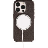 iPhone 14 Pro Max Case H&uuml;lle - Vollst&auml;ndig genarbtes Luxuskalbsleder mit Metallkn&ouml;pfen und MagSafe - Dunkelbraun