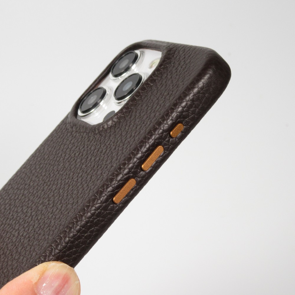 iPhone 14 Pro Max Case H&uuml;lle - Vollst&auml;ndig genarbtes Luxuskalbsleder mit Metallkn&ouml;pfen und MagSafe - Dunkelbraun