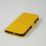 Fourre iPhone 13 - Premium Flip Wallet caoutchouc motif oriental avec fermeture aimantée - Jaune