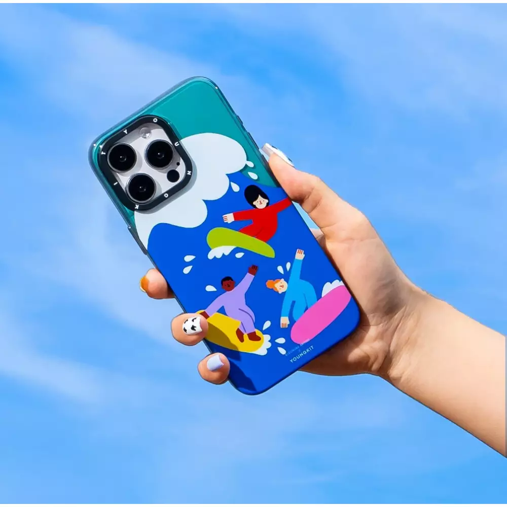 Coque iPhone 15 Pro Max - Youngkit design Eleonora Arosio Surfeurs colorés et fun à la plage - Multicolor