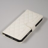 iPhone 16 Case H&uuml;lle - Elegante Flip-Matratze mit Magnetverschluss Trageschlaufe und Kartenf&auml;chern - Weiss