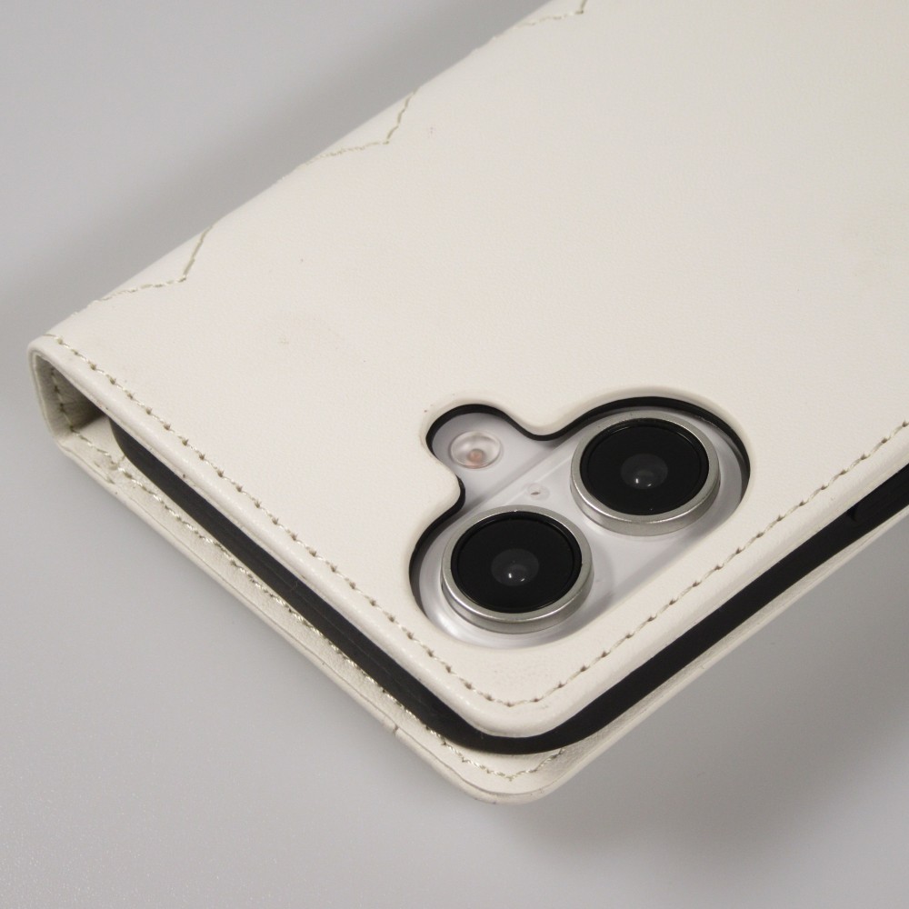 iPhone 16 Case H&uuml;lle - Elegante Flip-Matratze mit Magnetverschluss Trageschlaufe und Kartenf&auml;chern - Weiss