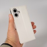 iPhone 16 Case H&uuml;lle - Elegante Flip-Matratze mit Magnetverschluss Trageschlaufe und Kartenf&auml;chern - Weiss