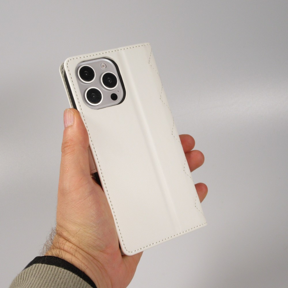 iPhone 16 Pro Max Case H&uuml;lle - Elegante Flip-Matratze mit Magnetverschluss Trageschlaufe und Kartenf&auml;chern - Weiss