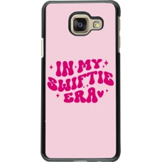 Samsung Galaxy A3 (2016) Case Hülle - Taylor Swift In My Swiftie Era - Pink
