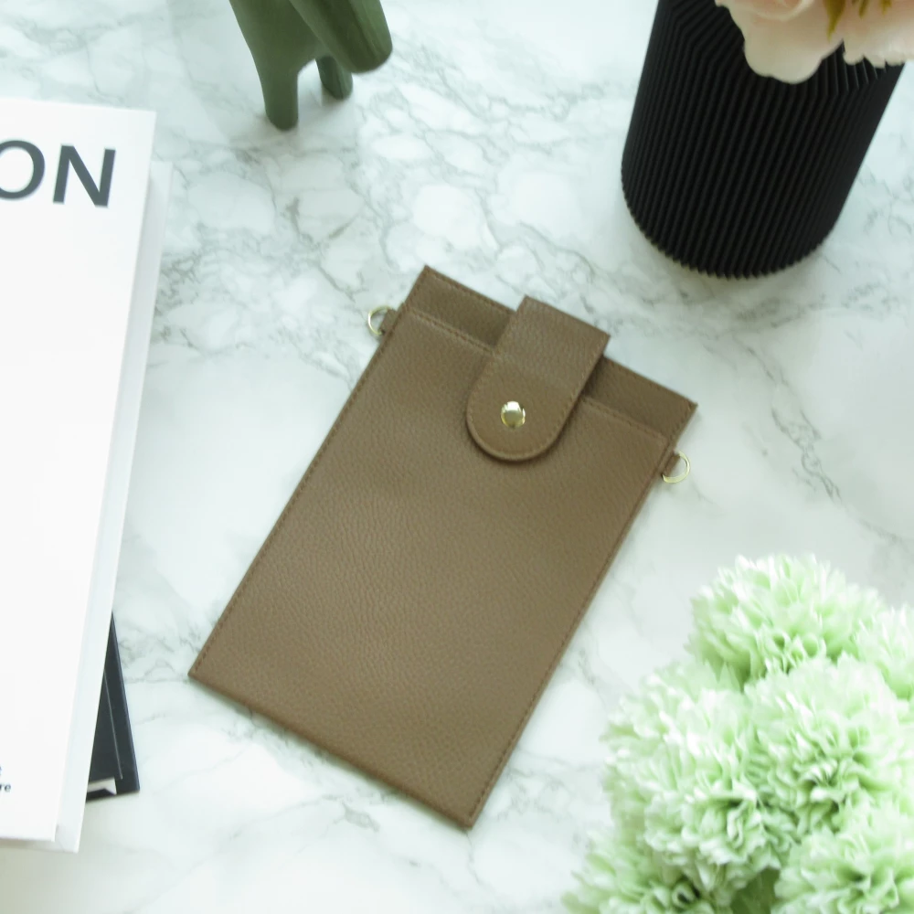 Elegante universelle Smartphone Umhängetasche aus veganem Leder inkl. Umhängegurt aus Leder (vegan) - Braun