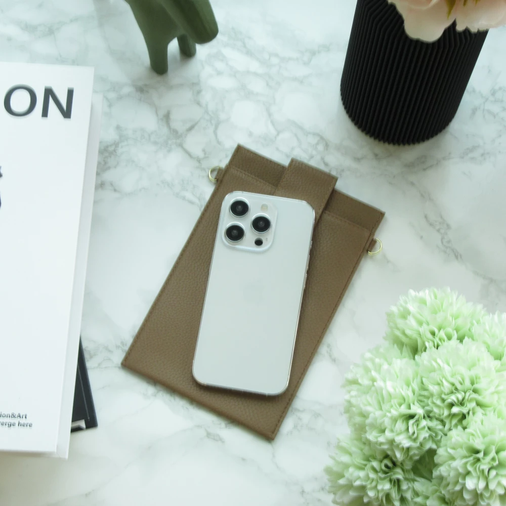 Elegante universelle Smartphone Umhängetasche aus veganem Leder inkl. Umhängegurt aus Leder (vegan) - Braun
