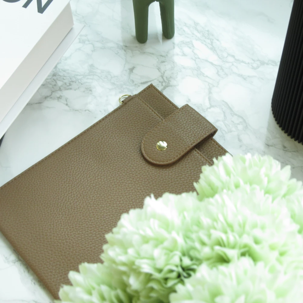 Elegante universelle Smartphone Umhängetasche aus veganem Leder inkl. Umhängegurt aus Leder (vegan) - Braun