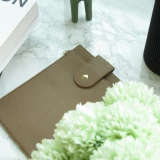 Elegante universelle Smartphone Umhängetasche aus veganem Leder inkl. Umhängegurt aus Leder (vegan) - Braun